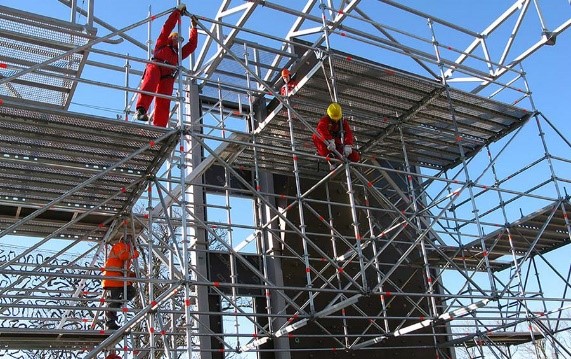 responsabilità per caduta da ponteggio in allestimento